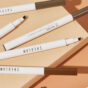 SHEGLAM Matita per sopracciglia liquida Feather Better-Marrone medio (3)_Ambient.jpg