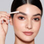 SHEGLAM_Gel sopracciglia Set Me Up Brow Hold-Crystal Clear_Ambient (2).jpg
