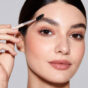 SHEGLAM_Gel sopracciglia Set Me Up Brow Hold-Crystal Clear_Ambient (1).jpg